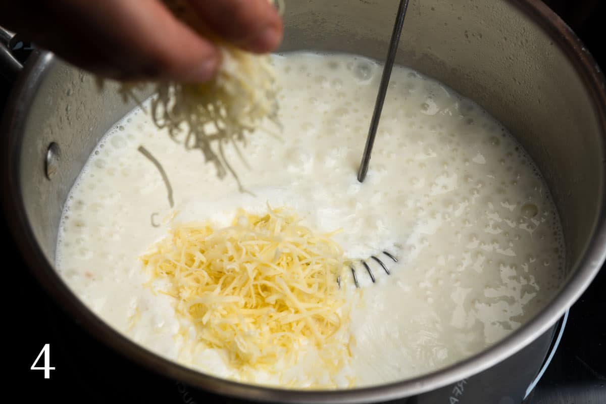 Sprinkling cheese into the white sauce a little at a time