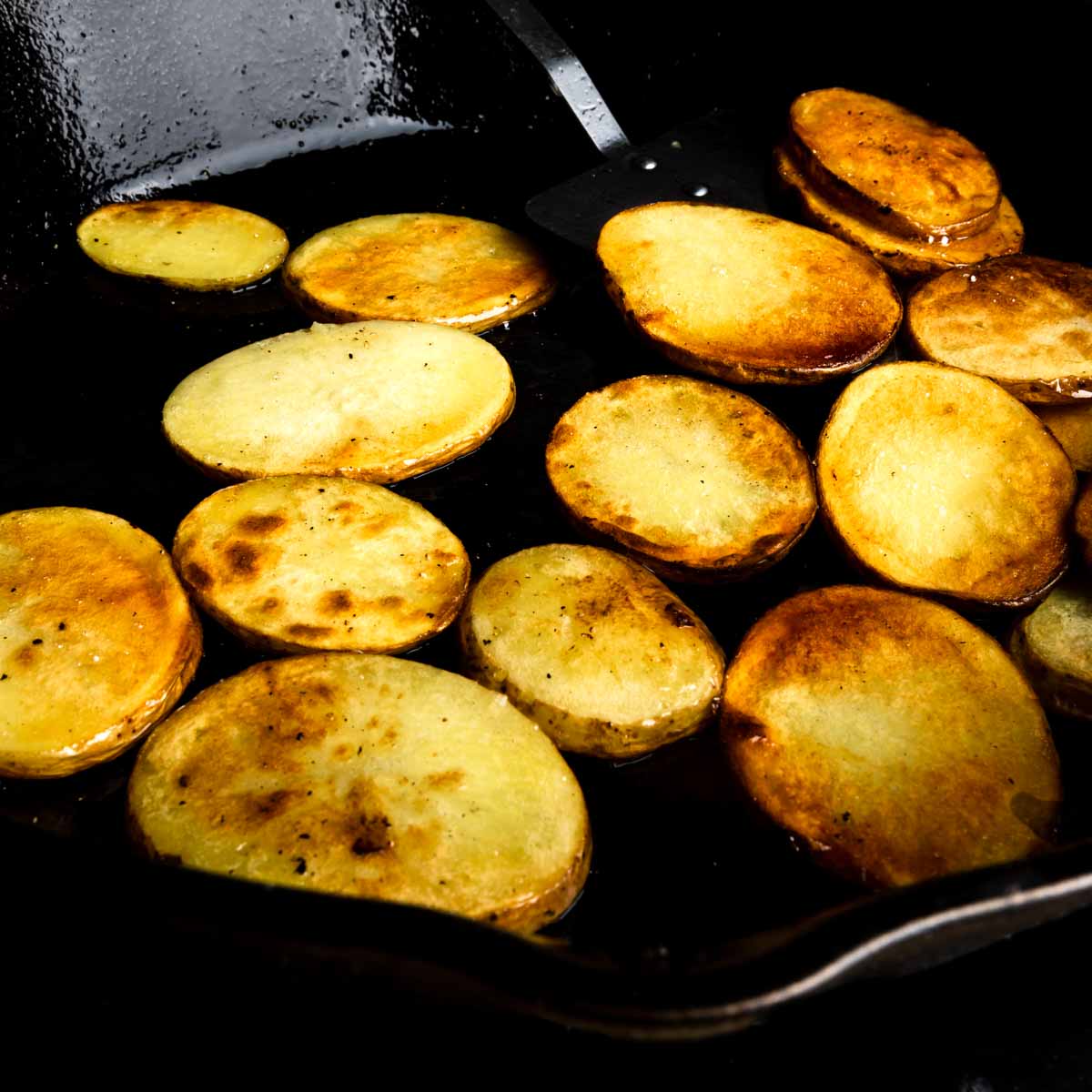 Bring potato slices in oil
